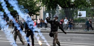 Elezioni Francia, scontri a Parigi tra polizia e estremisti sinistra