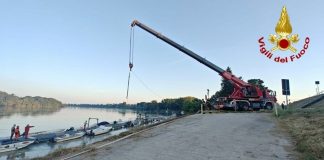 Auto nel Po, si indaga per femminicidio-suicidio