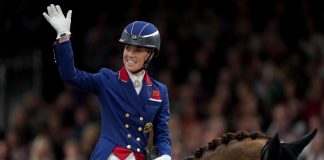 Parigi 2024, stella del dressage rinuncia alle Olimpiadi: ha ‘picchiato’ un cavallo