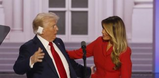 Trump, Melania e il bacio ‘al Var’ – Video