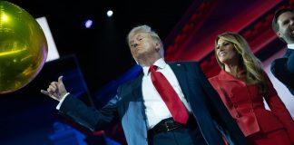 Biden si ritira, Trump: “Via il presidente peggiore, Harris è pazza”