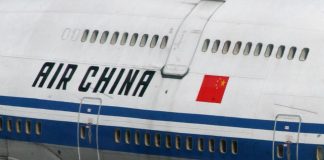 Passeggera in aereo cerca il bagno, ma si sbaglia e apre il portellone d’emergenza