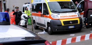 Lavorava in piena notte, muore a 47 anni precipitando col trattorino