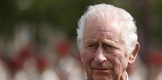 Carlo III e la pausa di riflessione, il re da solo nel castello amato dalla nonna