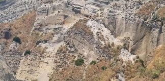 Campi Flegrei, crolla costone a Monte di Procida: paura tra bagnanti a Miliscola