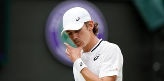 Wimbledon, De Minaur si ritira per infortunio: Djokovic in semifinale senza giocare