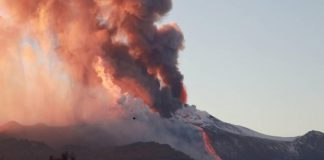 Etna in eruzione, chiuso parzialmente aeroporto Catania