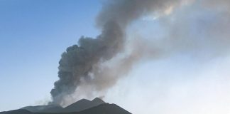 Etna, vulcano oggi attivo: nube di cenere da cratere Voragine