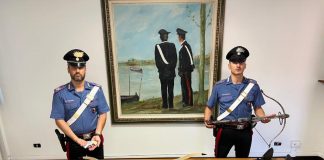 Chiama il 118, i sanitari poi allertano i carabinieri che gli trovano un arsenale in casa: arrestato