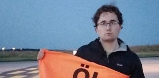Francoforte, aeroporto bloccato da attivisti per il clima: voli sospesi