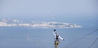 Jaan Roose fallisce l’impresa: sullo Stretto di Messina su slackline cade e il record sfuma