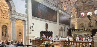 S. Benedetto Po, funerali di don Mario Carra: folla in chiesa per l’ultimo saluto