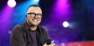 Gigi D’Alessio papà per la sesta volta, è nata Ginevra
