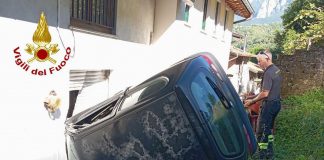 Dimentica il freno a mano, auto finisce dentro la casa del vicino