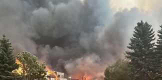 Canada, incendio devasta città di Jasper: premier di Alberta in lacrime – Video