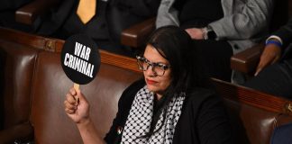 “Netanyahu criminale di guerra”, il cartello della deputata palestinese durante discorso Bibi