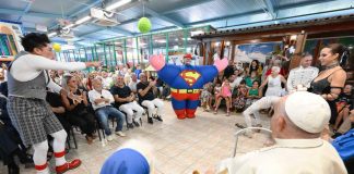 Papa a sorpresa a Ostia tra i circensi: “Grazie per essere portatori di sorrisi e di gioia”