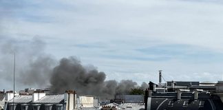 Francia, maxi incendio in palazzo in centro a Parigi