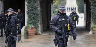 Gran Bretagna, uccide tre donne con una balestra e fugge: è caccia all’uomo