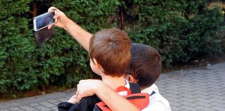 Scuola, stop ai cellulari fino alle medie, torna il diario per i compiti