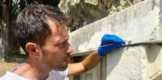 Pompei, imbrattato con una scritta blocco di marmo negli scavi