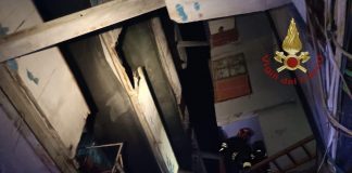 Napoli, crolla ballatoio nella Vela Celeste a Scampia: un morto