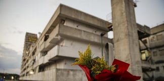 Crollo di Scampia, oggi i funerali delle vittime. Arcivescovo Napoli: “Tragedia che va oltre le macerie”