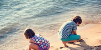 Medici a balneari: “Nelle spiagge dispenser di crema solare e braccioli gratis ai bimbi”