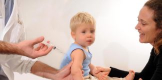 Vaccini bimbi, stop all’obbligo? Borghi (Lega) presenta emendamento: “Ci sia libertà di scelta”