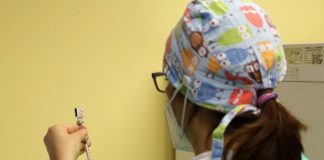 Vaccini e obbligo, medici contro Borghi: “Si torna indietro di 100 anni”