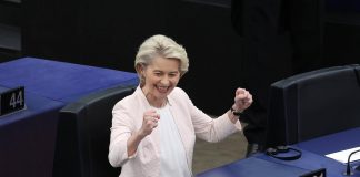 Von der Leyen rieletta grazie ai Verdi: 401 sì, Fratelli d’Italia vota contro: “Noi coerenti”