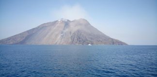 Vulcano Stromboli, allerta rossa e stop a barche turisti