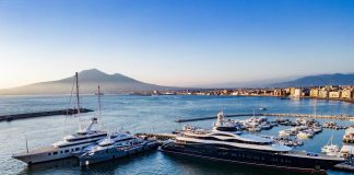 Zuckerberg in vacanza in Italia, tour a Pompei e folla di curiosi per il suo superyacht – Foto