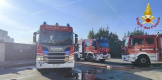 Roma, incendio tra Portuense e Magliana. Evacuato un parco acquatico