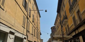 Mantova, via i cavi volanti dal centro. Arrivano proiettori sotto gronda e lanterne a led