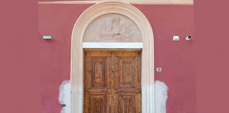 Pegognaga, lavori alla scuola Vittorino Da Feltre, il portone restaurato è tornato al suo posto