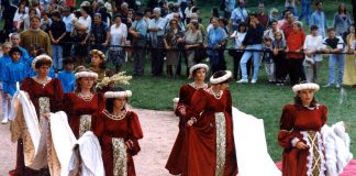 A La Piccola Parigi l’omaggio a Rosellina Malavasi con la sfilata ‘Vita di Corte”