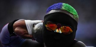 Parigi 2024, atleta mascherata a caccia dell’oro: chi è Raven Saunders