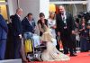 Venezia 81, l’incontro tra Angelina Jolie e un fan disabile sul red carpet: “È una persona di cuore”