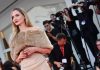 Venezia 81, Angelina Jolie si commuove per la standing ovation e cerca l’abbraccio di Favino – Video