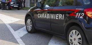 Perde la testa in treno, morde passeggero e gli stacca un dito