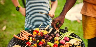 Barbecue di Ferragosto, grigliata protagonista 15 agosto: meglio carne o pesce?
