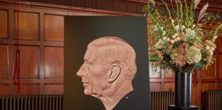 Debutta la sterlina con Carlo III, le api accanto al re