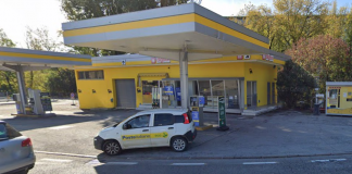 Sfonda la vetrina del bar del distributore per rubare la cassa, ma scappa a mani vuote