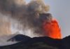 Etna in eruzione, fontane di lava e nube di cenere: voli ridotti a Catania