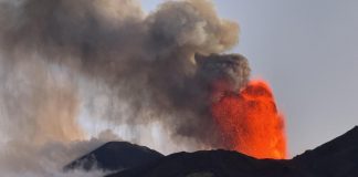 Etna in eruzione, fontane di lava e nube di cenere: voli ridotti a Catania