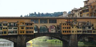 Scrivono i loro nomi su Ponte Vecchio, maxi multa per due turisti a Firenze