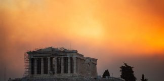 Incendio in Grecia, bruciano i boschi a nord di Atene: migliaia di residenti evacuati