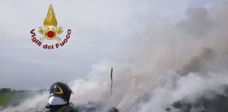 Roma, incendio in campo nomadi a Guidonia: in fiamme anche un camper