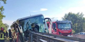 Incidente su A1, pullman contro guard-rail: un morto e 15 feriti